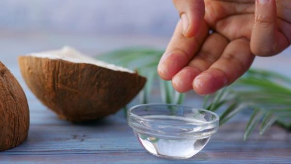 6 genius ways to use coconut oil on your face - Haybo Wena SA